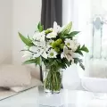 Best Wishes: Weiße Lilien und Gerbera