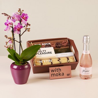 Pink Delight: Orchidee und Schokoladenauswahl