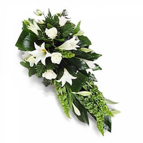 Weißes Begräbnisarrangement
