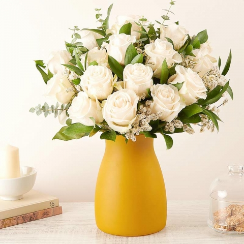 Roses's Elegance: 12 White Roses