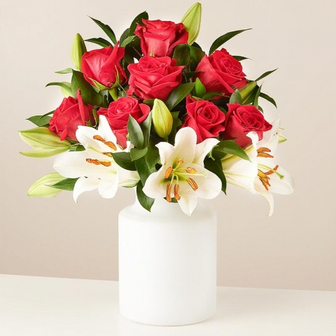 Aphrodite: Rote Rosen und weiße Lilien