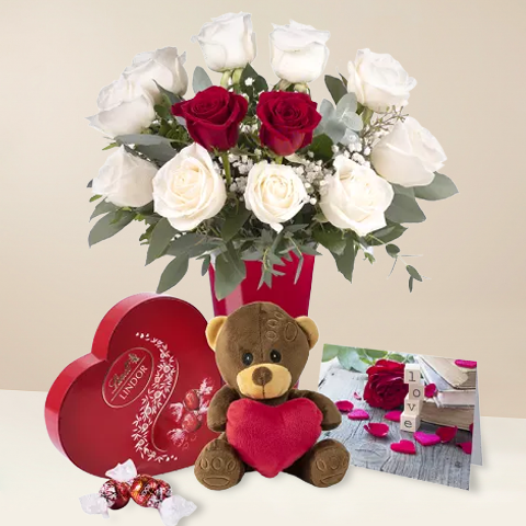 Endlose Liebe: Schachtel mit weißen Rosen und Teddybär
