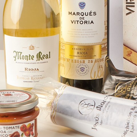 Gourmet Feast: Wine and Snack Selection