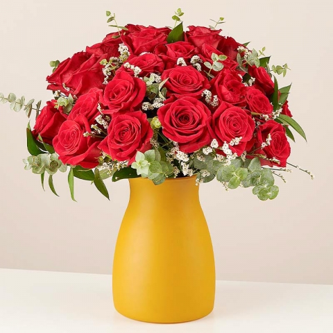 Warm Embrace: Rosas Rojas y Limonium