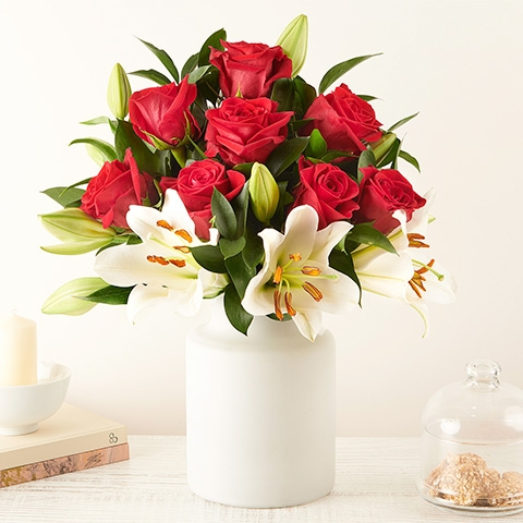 Love Note: Rote Rosen und weiße Lilien